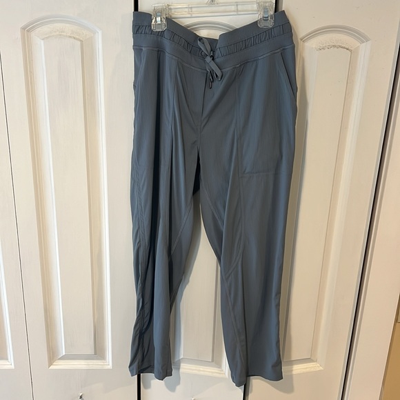 Lululemon Dance Studio Mid-rise crop - Picture 2 of 4